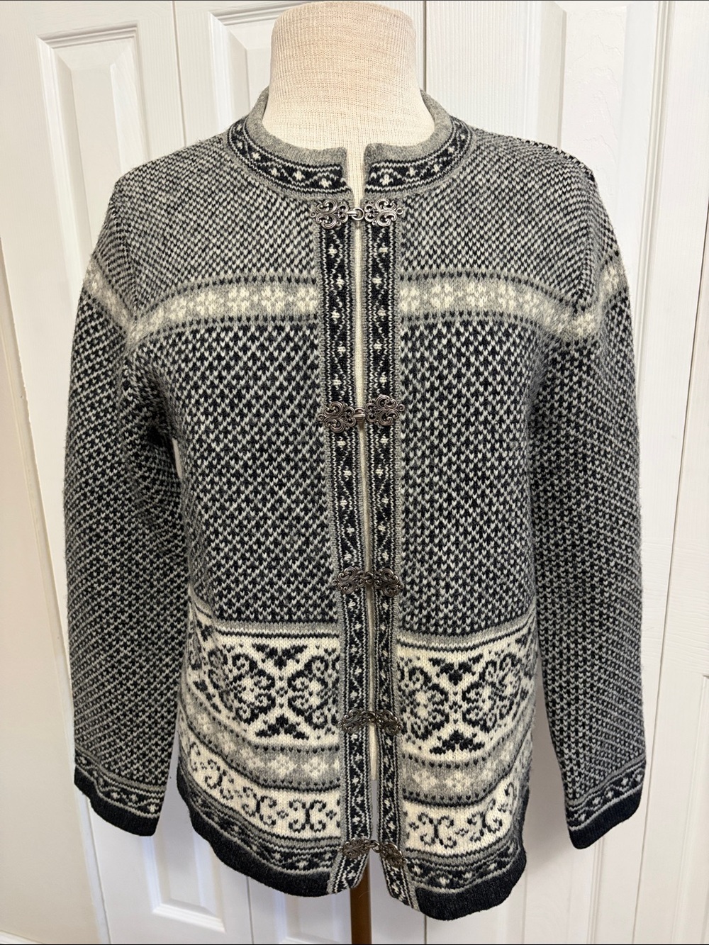 Cambridge Dry Goods Gray & Cream Monochromatic Pattern Wool Sweater Size Medium